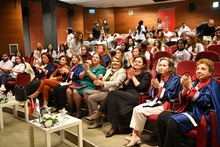 "İnovasyonun Işığında Güçlendirilmiş Hemşirelik" & Işık Alma Töreni 